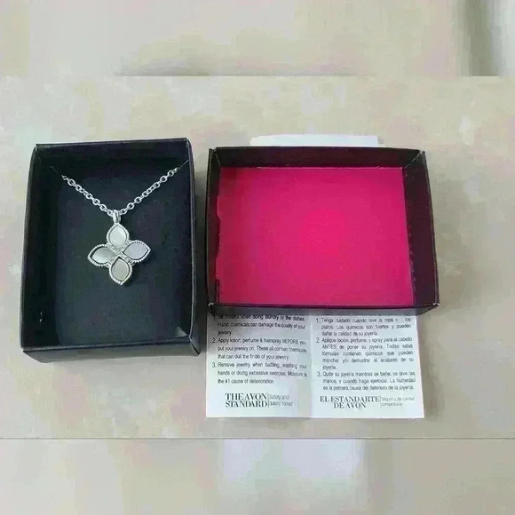 Avon silver tone necklace - Picture 3 of 17